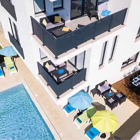 Amazing In With Swimming Pool Apartment *