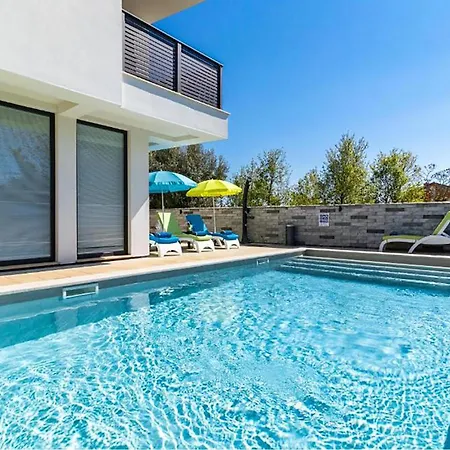 Amazing In With Swimming Pool Medulin