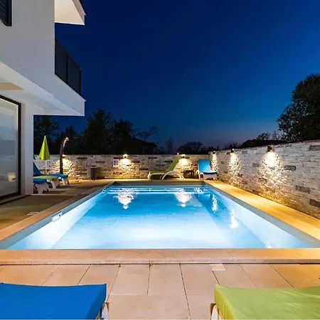 Amazing In With Swimming Pool Apartment *