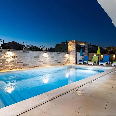 Amazing In With Swimming Pool Apartment Medulin