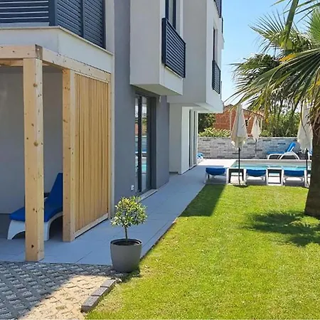 Amazing In With Swimming Pool *